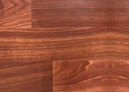 Texture de bois exotique marron avec veinage naturel marqué