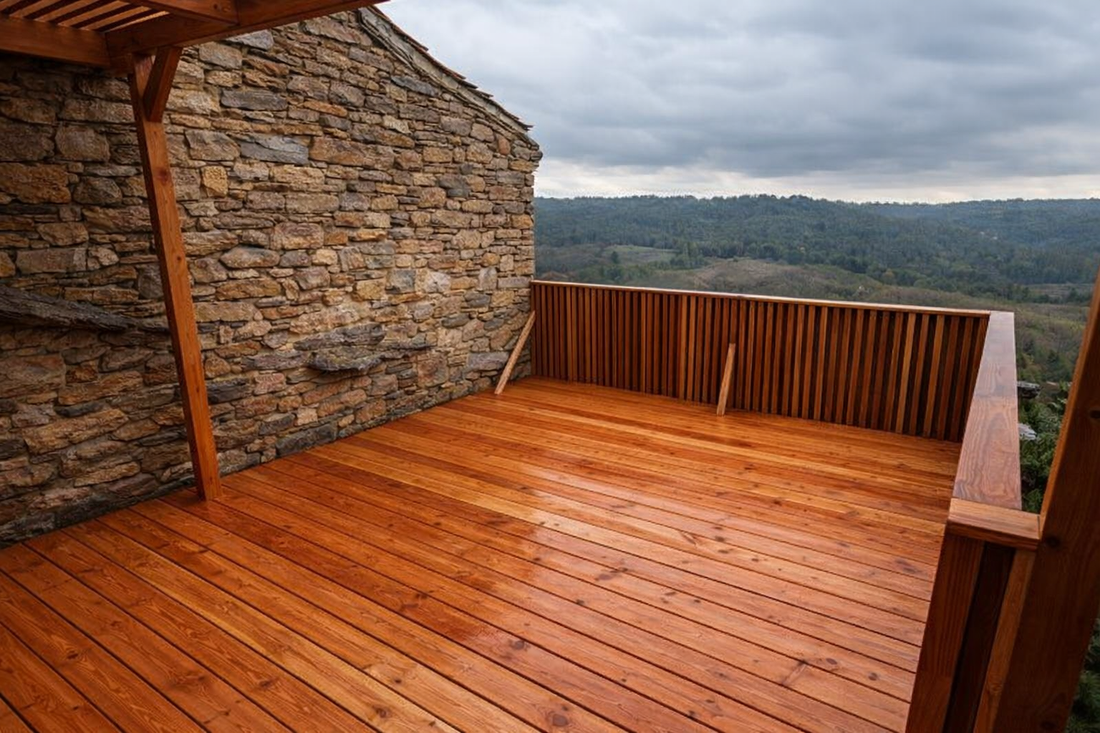 Comment est construite une terrasse en bois exotique ? (Structure, pose et durabilité)