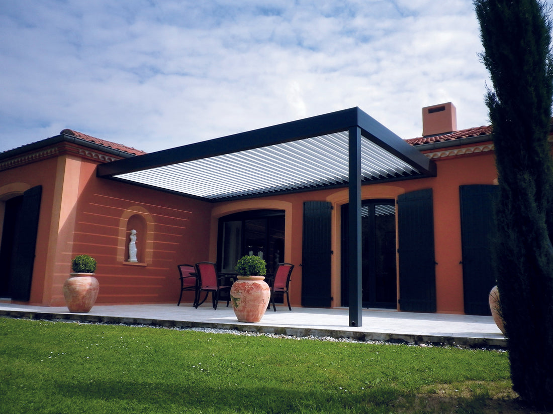 Pergola bioclimatique et terrasse bois : comment concevoir un espace extérieur cohérent ?