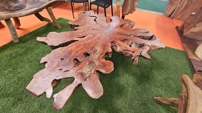 Banc en bois racine massif sculpté, mobilier artisanal en bois naturel aux formes organiques exposé en salon