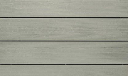 Détail de lames de terrasse en bois composite avec finition lisse et espacement régulier pour aménagement extérieur