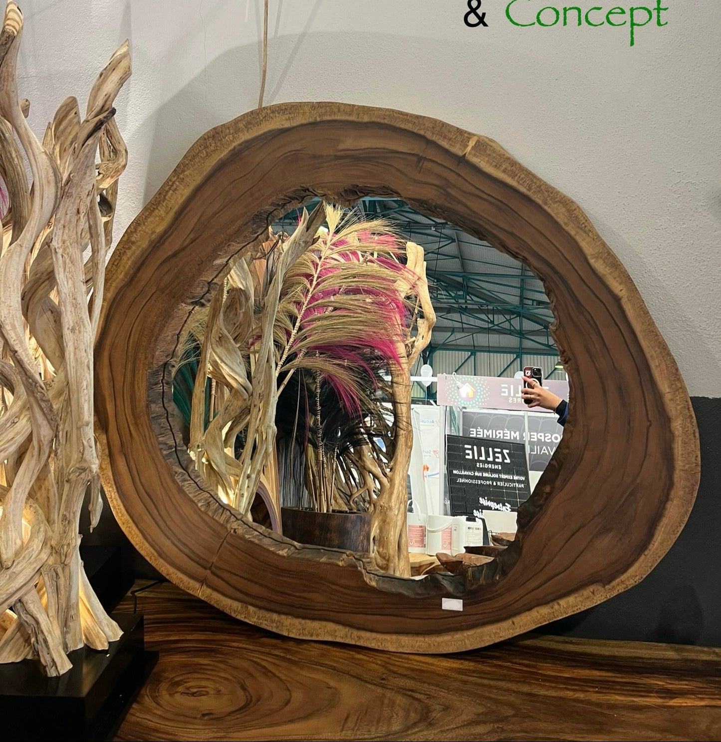 Miroir en bois massif avec tranche naturelle, pièce décorative artisanale en bois design exposée sur salon