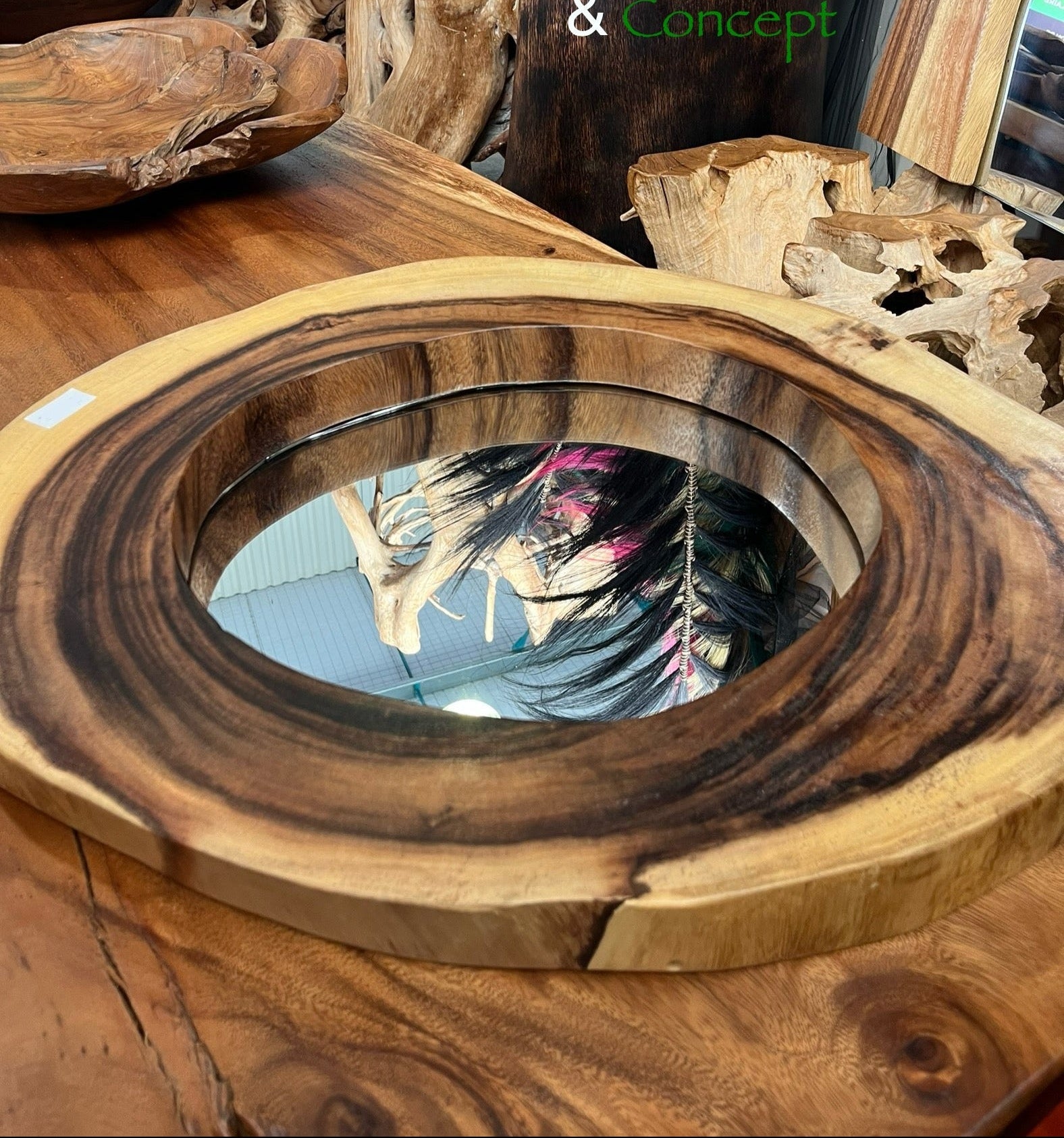 Miroir en bois massif avec tranche naturelle, pièce décorative artisanale en bois design exposée sur salon