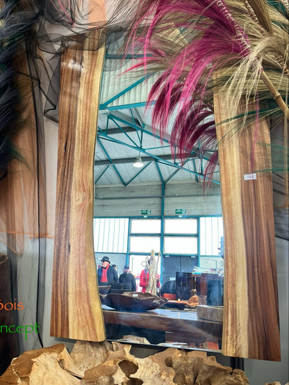 Miroir en bois massif avec tranche naturelle, pièce décorative artisanale en bois design exposée sur salon