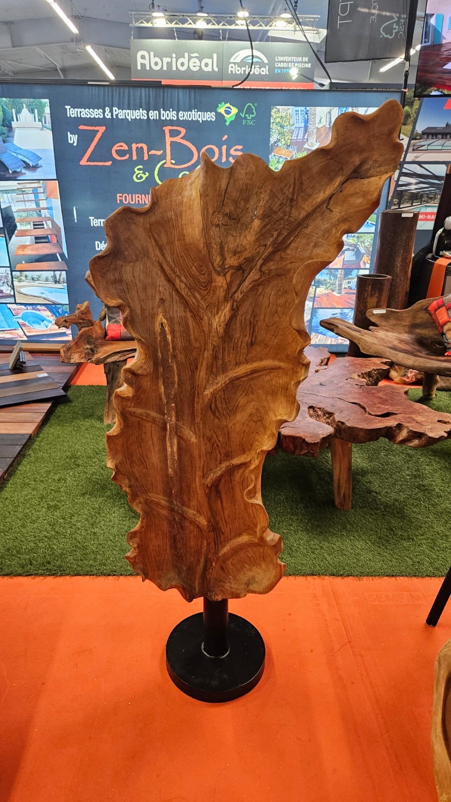 Œuvre en bois massif verticale sur pied, tranche géante sculptée en pièce décorative design exposée sur salon
