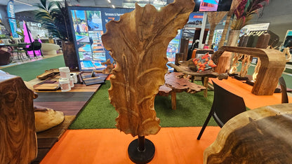 Œuvre en bois massif verticale sur pied, tranche géante sculptée en pièce décorative design exposée sur salon