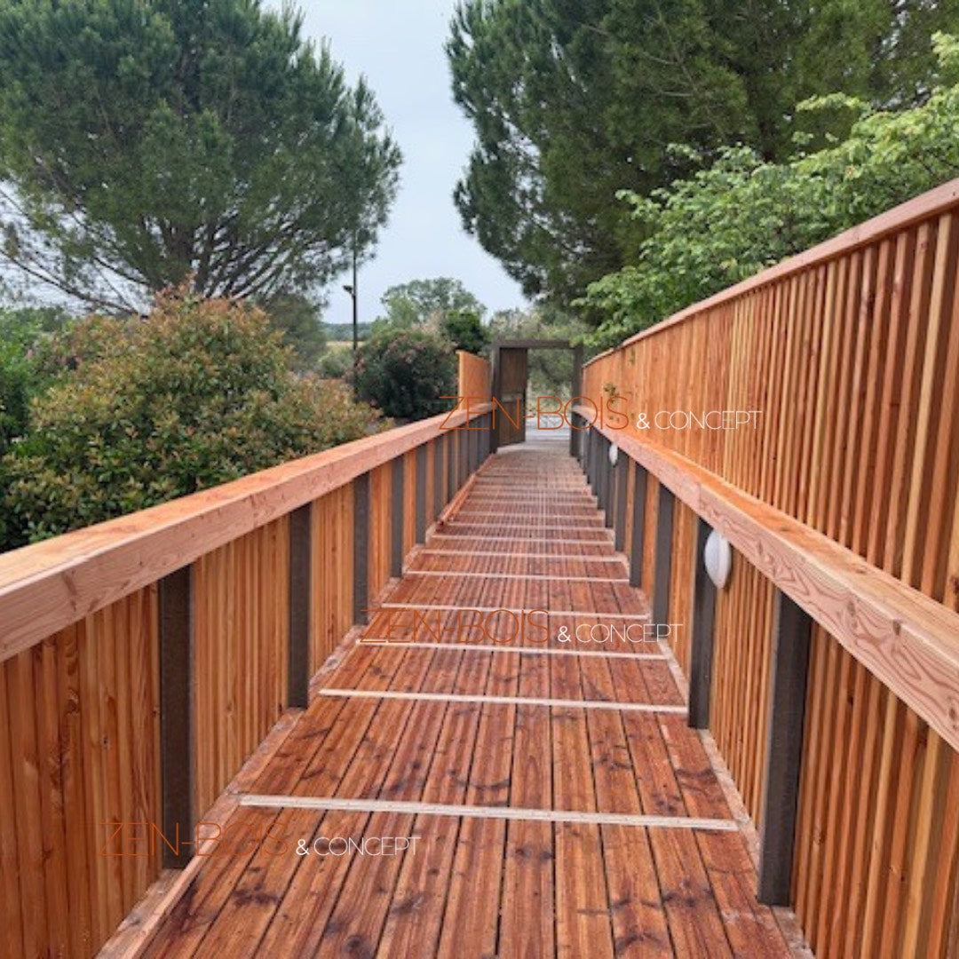 passerelle-bois-exterieur-garde-corps-bois-acces-jardin-zen-bois-concept
