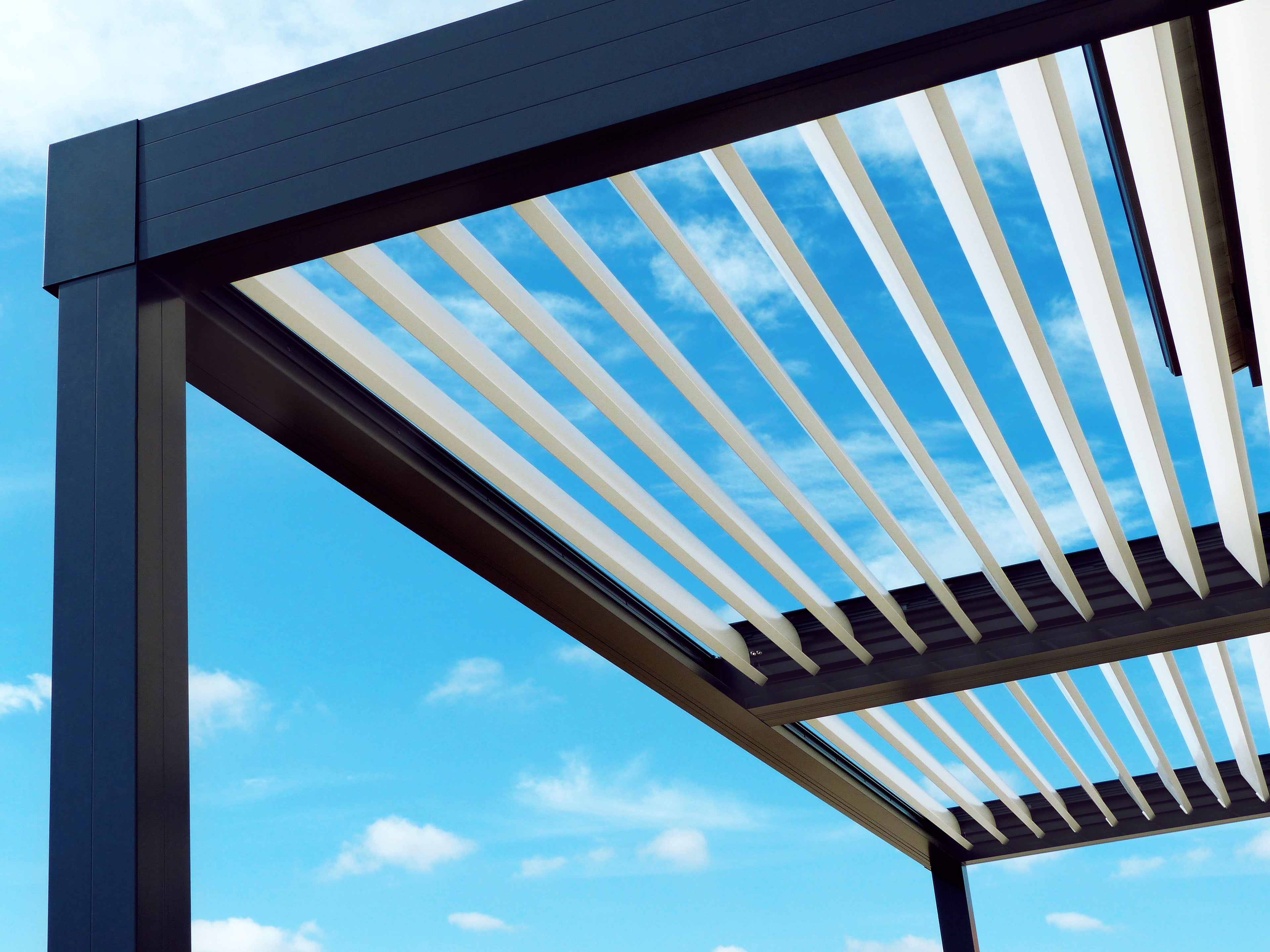 Pergola bioclimatique en aluminium avec lames orientables offrant protection solaire moderne