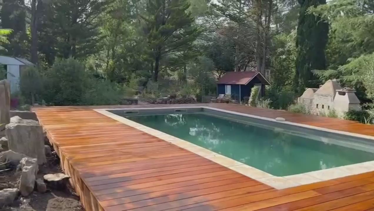 Charger la vidéo : Découvrez cette élégante plage de piscine en Garapa classe 4, un bois exotique à la fois chaleureux, durable et résistant à l’humidité. Sa teinte dorée et sa stabilité en font une terrasse idéale pour sublimer les abords de votre piscine, alliant esthétique naturelle et longévité.