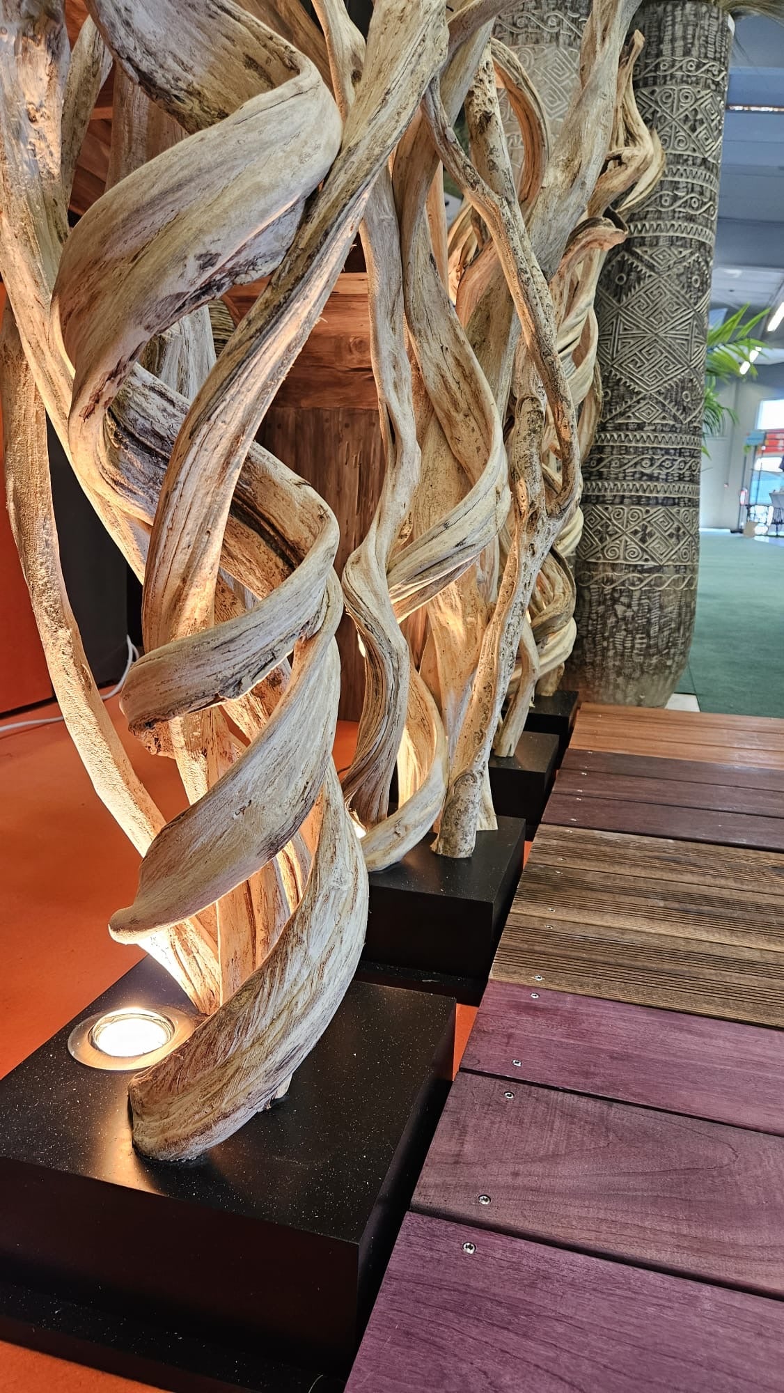 Sculpture en bois naturel au design organique avec éclairage intégré, élément décoratif artisanal exposé en salon