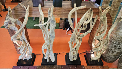 Sculpture en bois naturel au design organique avec éclairage intégré, élément décoratif artisanal exposé en salon
