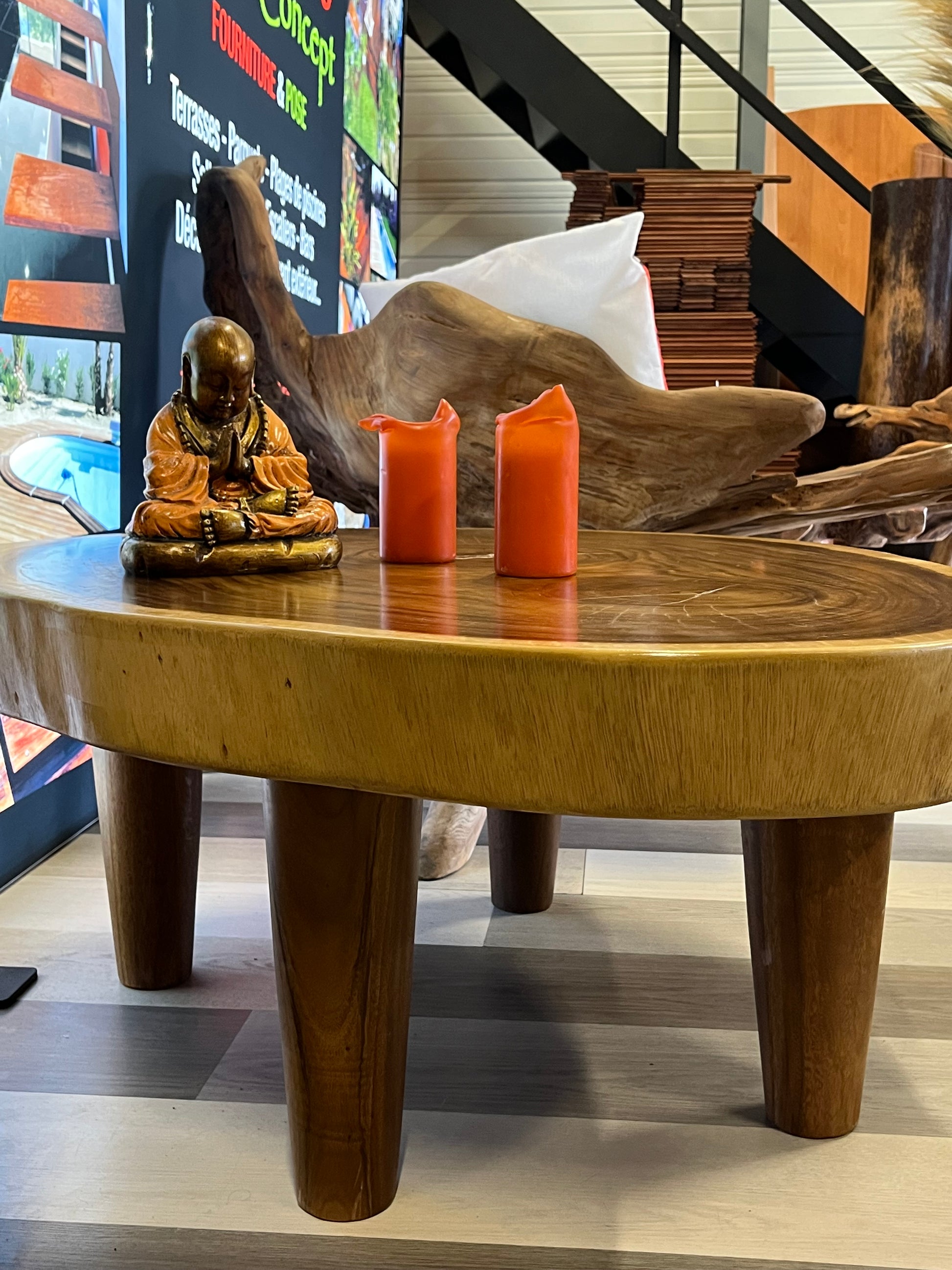 Table basse en bois massif avec tranche naturelle et pieds bois, mobilier design artisanal aux formes organiques