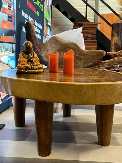Table basse en bois massif avec tranche naturelle et pieds bois, mobilier design artisanal aux formes organiques