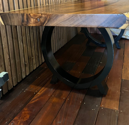 Table en bois massif brut avec tranche naturelle, mobilier artisanal en bois exposé sur salon professionnel