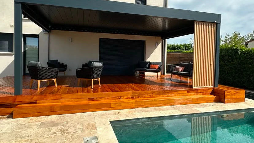 terrasse-bois-avec-pergola-bioclimatique-bord-piscine-zen-bois-concept