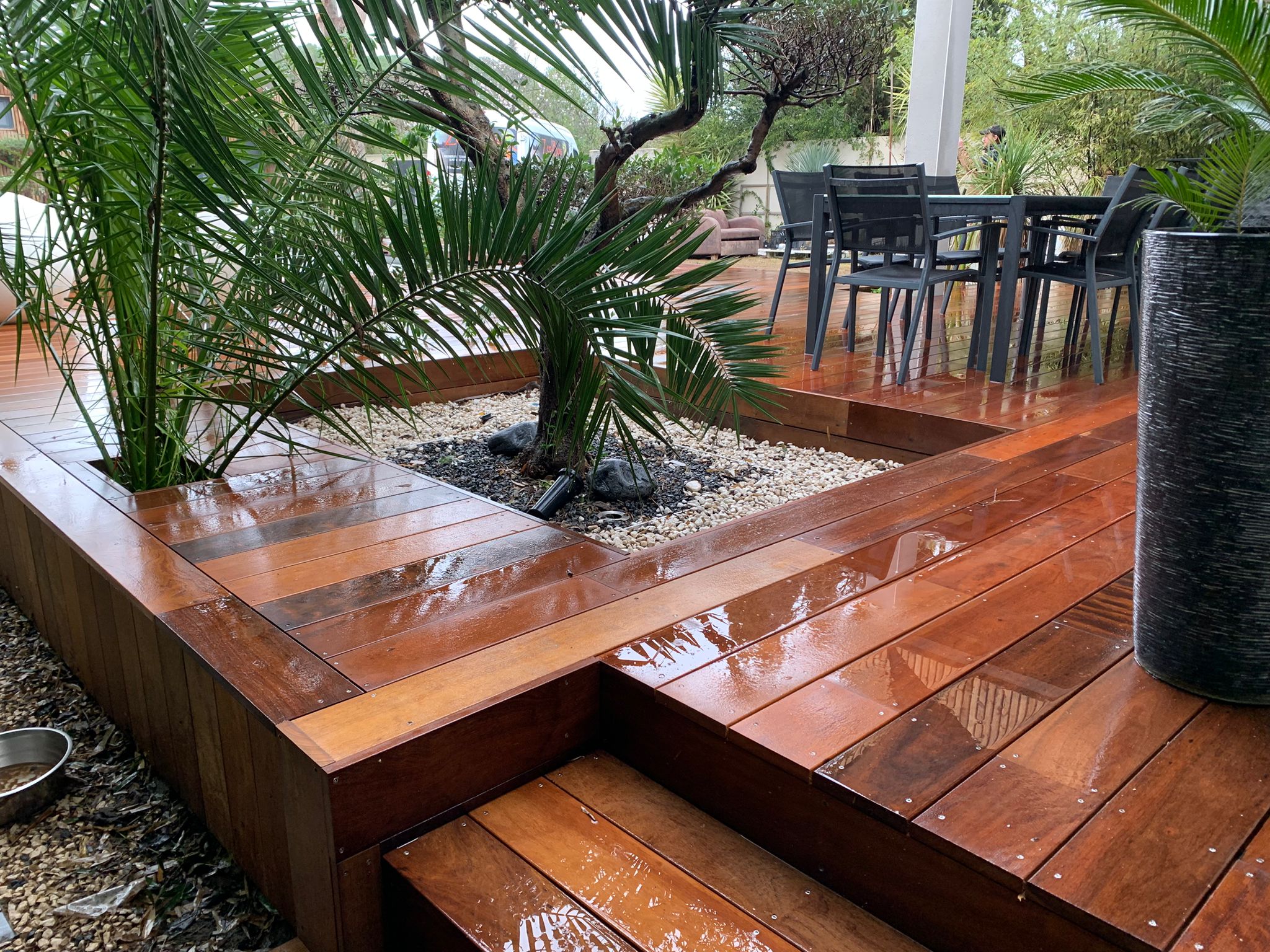 Terrasse en bois exotique sur mesure avec jardinière intégrée et marches