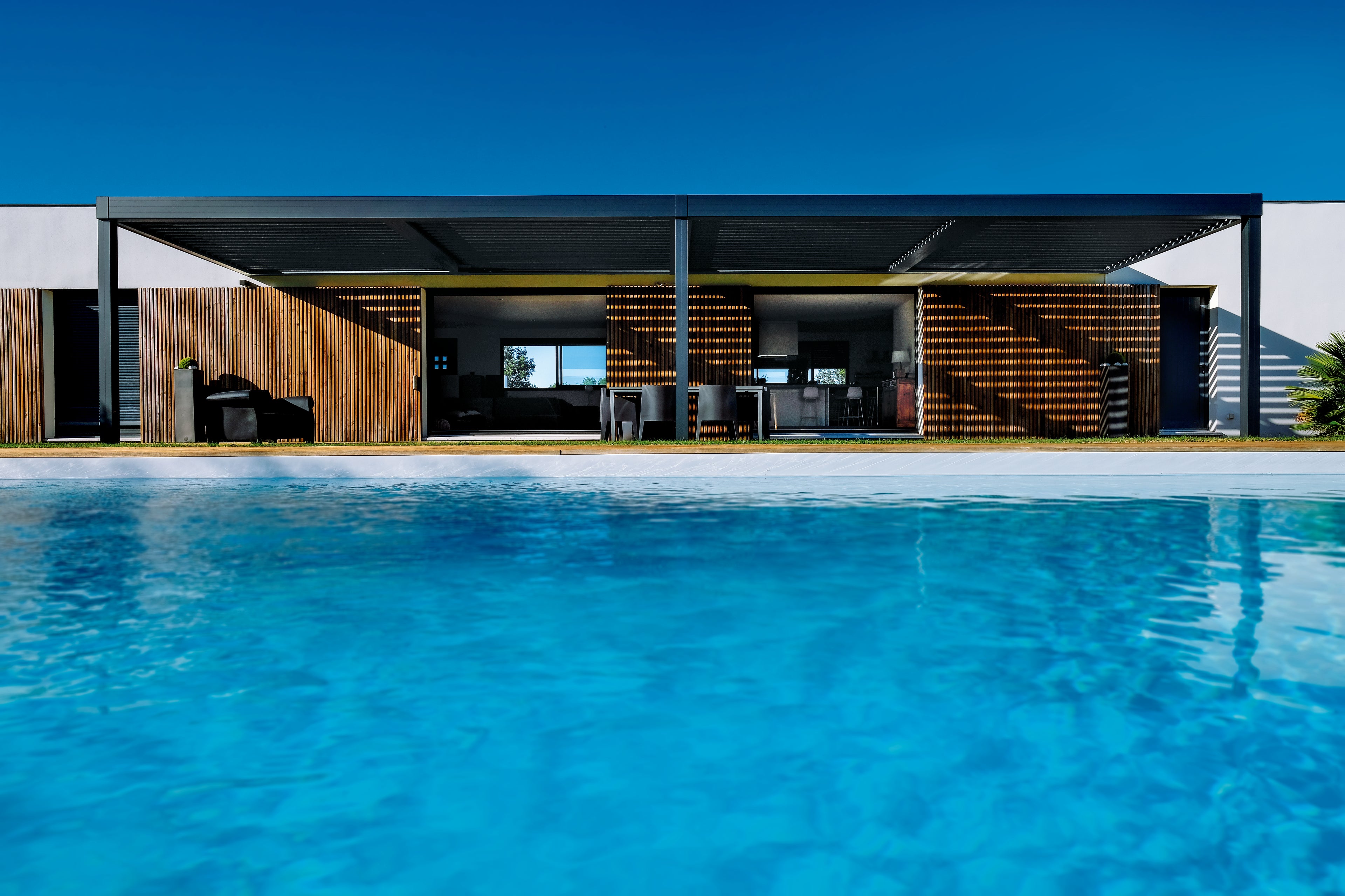 terrasse-bois-villa-contemporaine-pergola-aluminium-piscine-zen-bois-concept