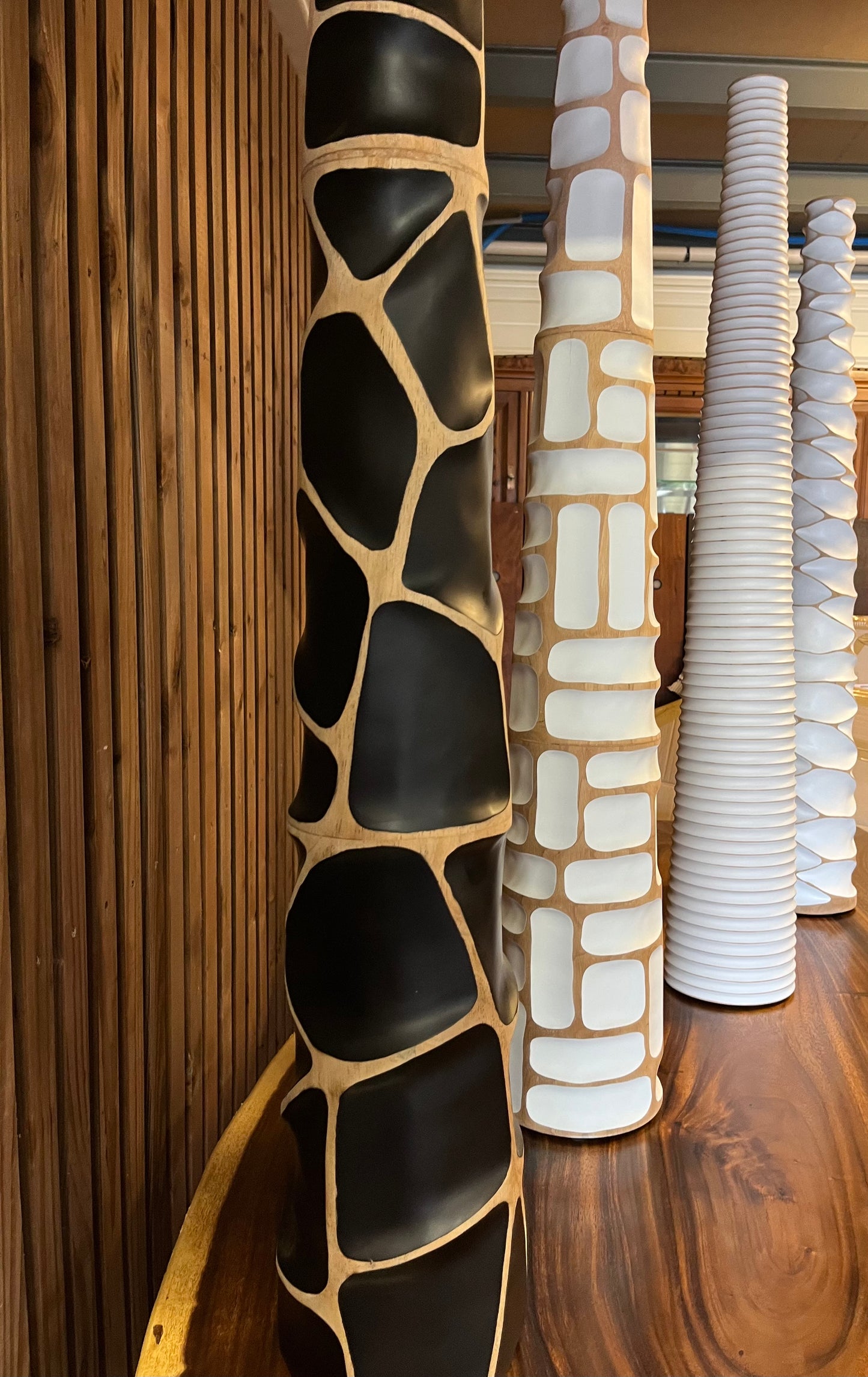 Totem décoratif en bois au design contemporain avec motifs sculptés, colonne artistique pour décoration intérieure