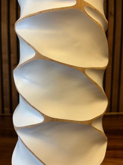 Totem décoratif en bois au design contemporain avec motifs sculptés, colonne artistique pour décoration intérieure