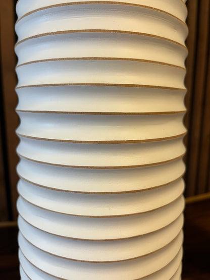 Totem décoratif en bois au design contemporain avec motifs sculptés, colonne artistique pour décoration intérieure