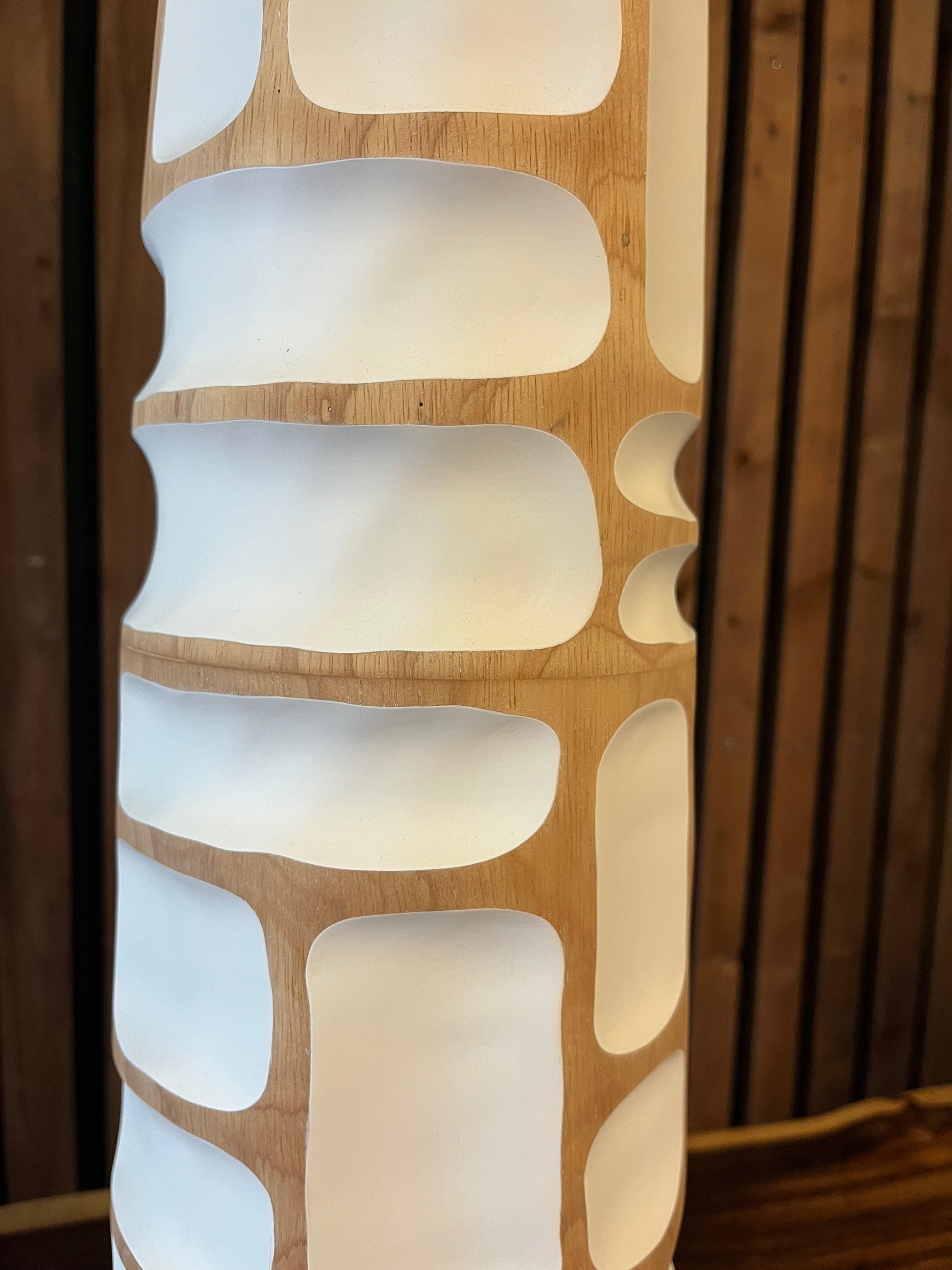 Totem décoratif en bois au design contemporain avec motifs sculptés, colonne artistique pour décoration intérieure