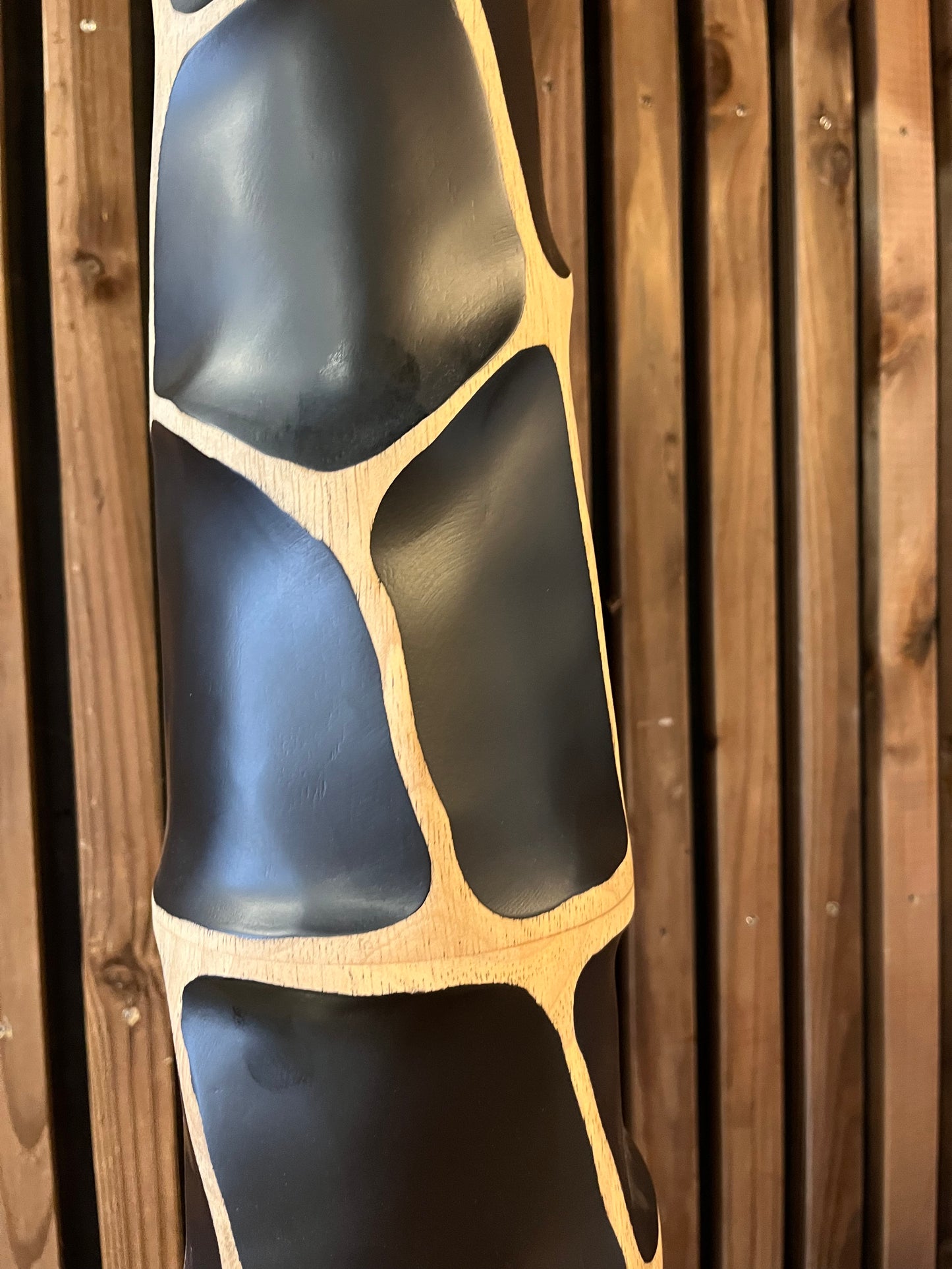 Totem décoratif en bois au design contemporain avec motifs sculptés, colonne artistique pour décoration intérieure